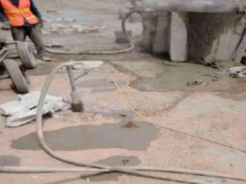 信宜水泥混凝土路面板底注浆技术 路面脱空注浆整治方案